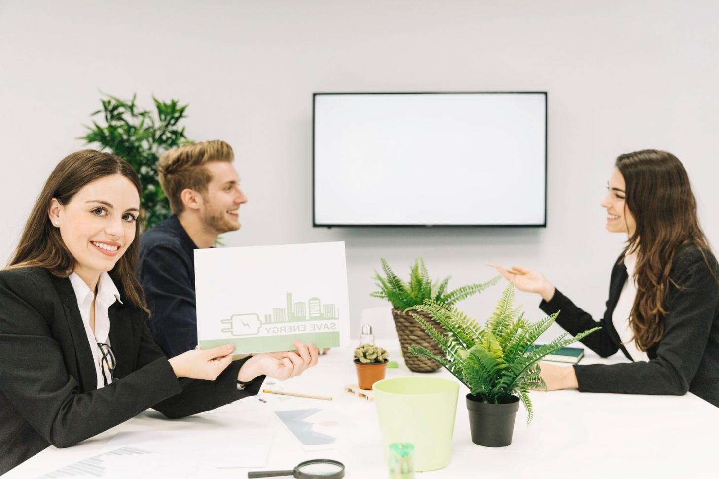 Finanzanalyse Arbeitsplatz mit Bildschirmen und Dokumenten